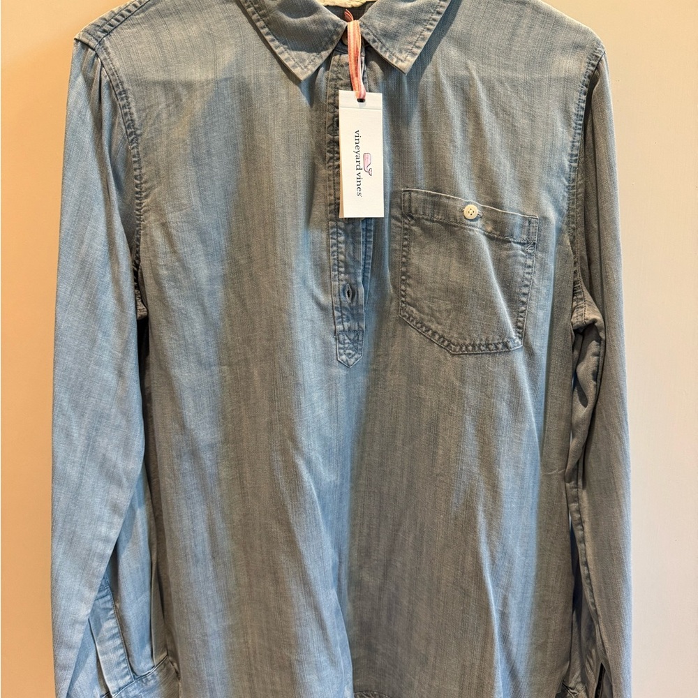 Vineyard Vines light Blue Chambray Relaxed Fit half button up Shirt. Size 8